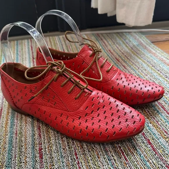 Fluevog LIKE NEW Expectations Trust tomato red perforated lace-up flat - 8.5