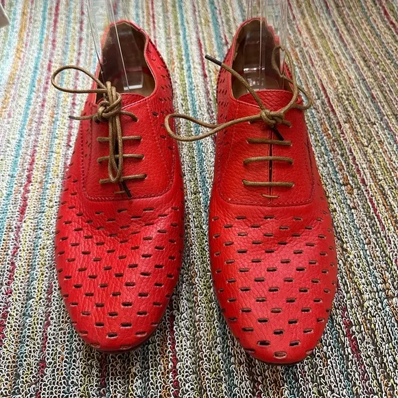 Fluevog LIKE NEW Expectations Trust tomato red perforated lace-up flat - 8.5