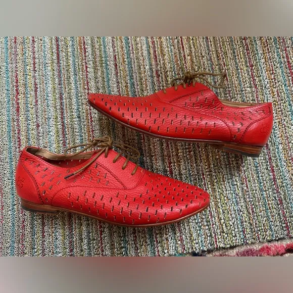 Fluevog LIKE NEW Expectations Trust tomato red perforated lace-up flat - 8.5