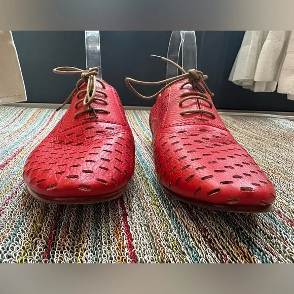 Fluevog LIKE NEW Expectations Trust tomato red perforated lace-up flat - 8.5