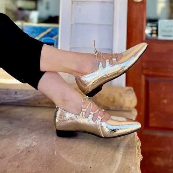 Ghillie 24 Lace-up Flat in Gold