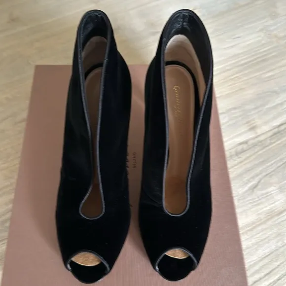 Gianvito Rossi Vamp Black Velvet 85mm Peep toe Heels