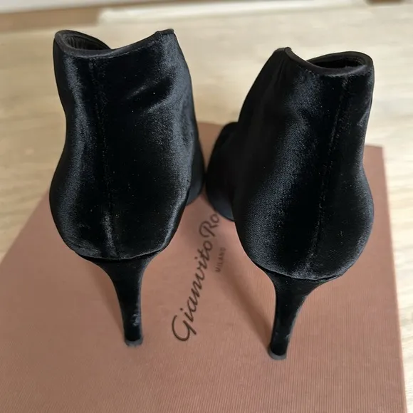 Gianvito Rossi Vamp Black Velvet 85mm Peep toe Heels