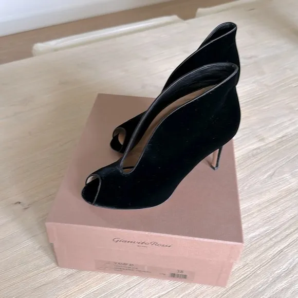 Gianvito Rossi Vamp Black Velvet 85mm Peep toe Heels