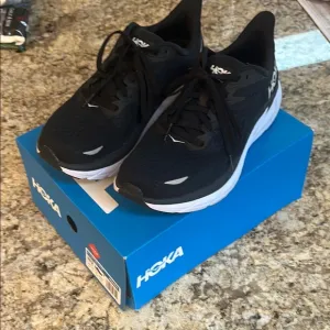Hoka Clifton 8 black/white Running Shoes 9.5