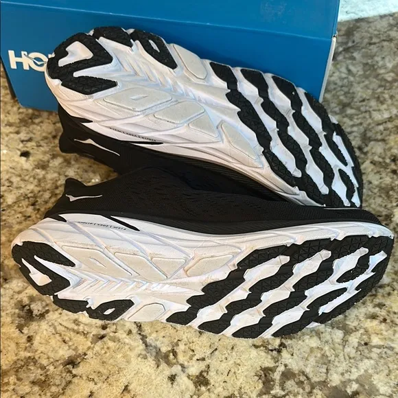 Hoka Clifton 8 black/white Running Shoes 9.5