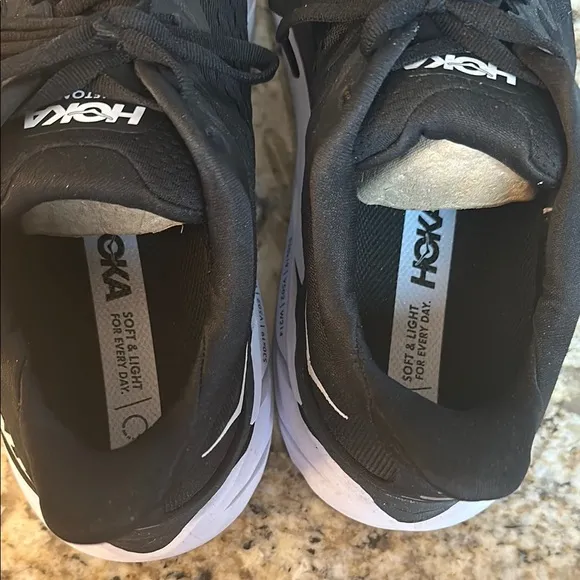 Hoka Clifton 8 black/white Running Shoes 9.5