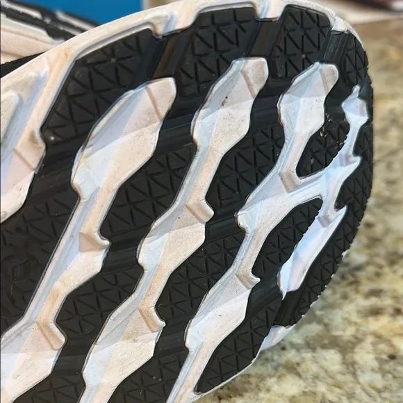 Hoka Clifton 8 black/white Running Shoes 9.5