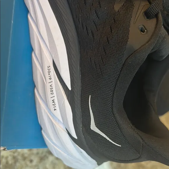Hoka Clifton 8 black/white Running Shoes 9.5