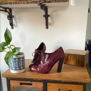 Isola blood red buttery leather Oxford lace up ankle booties 6.5