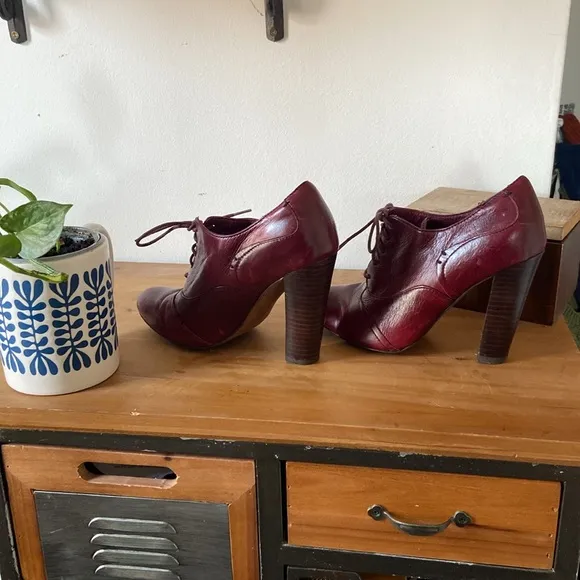 Isola blood red buttery leather Oxford lace up ankle booties 6.5