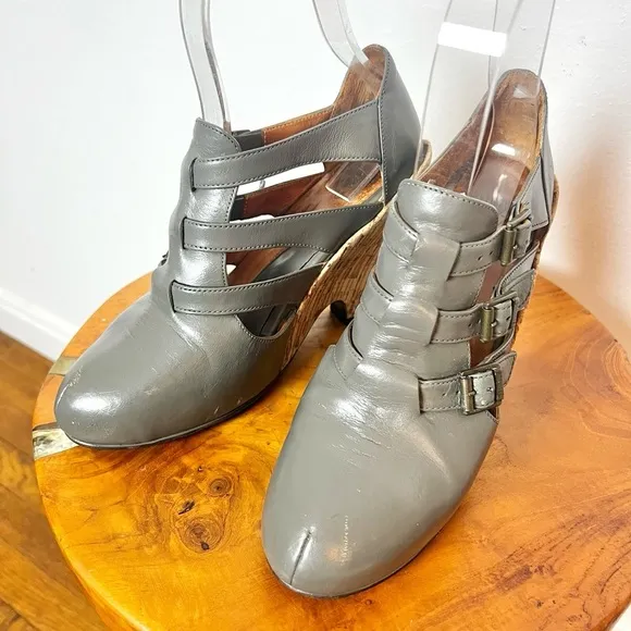 JOHN FLUEVOG Grey Gray Leather FARRAH Buckled Ankle Cork Wedge Boots Shoes 7