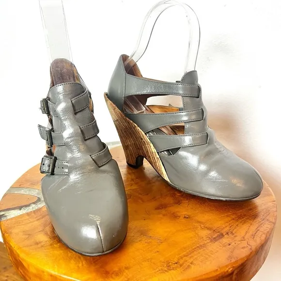 JOHN FLUEVOG Grey Gray Leather FARRAH Buckled Ankle Cork Wedge Boots Shoes 7