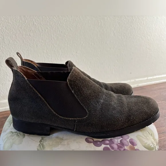John Varvatos collection Shaggy Suede Low Chelsea Boot in Brown Size 12M-  $698