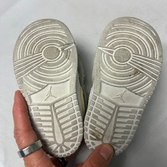 Jordan 1 Low SE Toddler Sneakers White Yellow Hook and Loop Shoes 7C