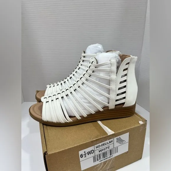 Journee Collection Womens Delilah Gladiator Sandals. Size 6.5WD. Color: White