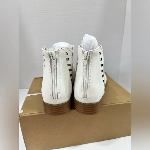 Journee Collection Womens Delilah Gladiator Sandals. Size 6.5WD. Color: White