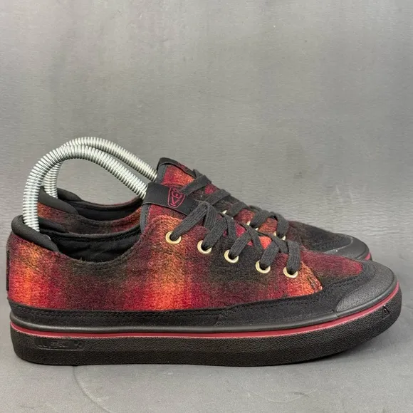 KEEN Elsa IV Sneaker shoes Womens size 7 Red/Black Plaid