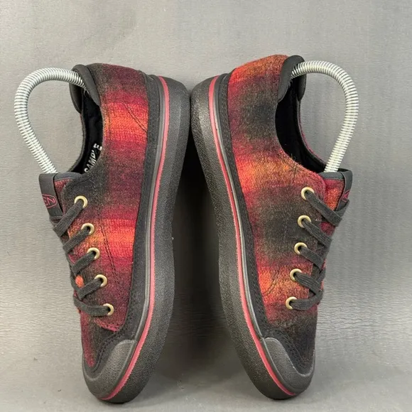 KEEN Elsa IV Sneaker shoes Womens size 7 Red/Black Plaid
