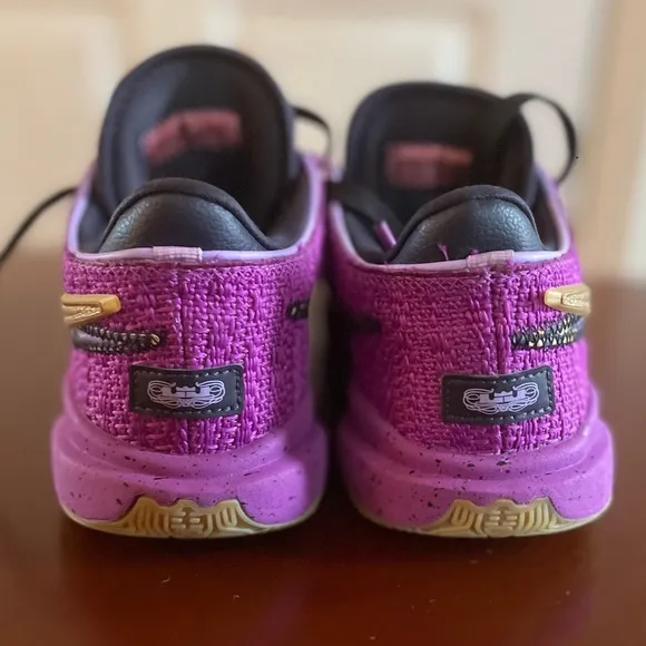 **LIKE NEW** Youth 6Y Lebron XX “Young Heirs” shoes