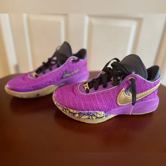 **LIKE NEW** Youth 6Y Lebron XX “Young Heirs” shoes