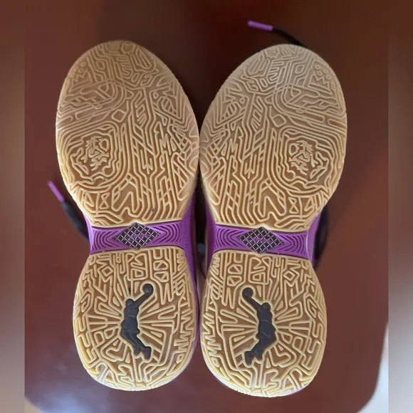 **LIKE NEW** Youth 6Y Lebron XX “Young Heirs” shoes