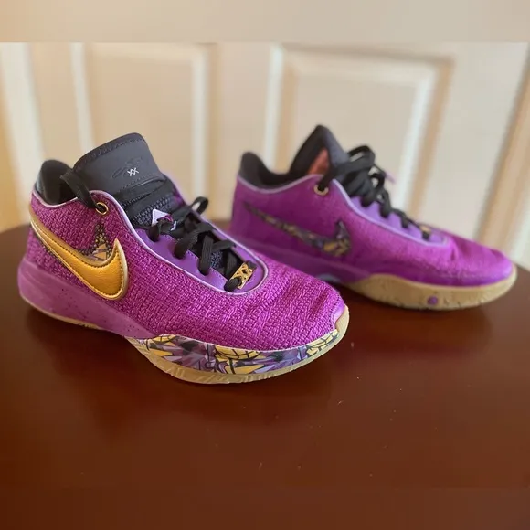 **LIKE NEW** Youth 6Y Lebron XX “Young Heirs” shoes