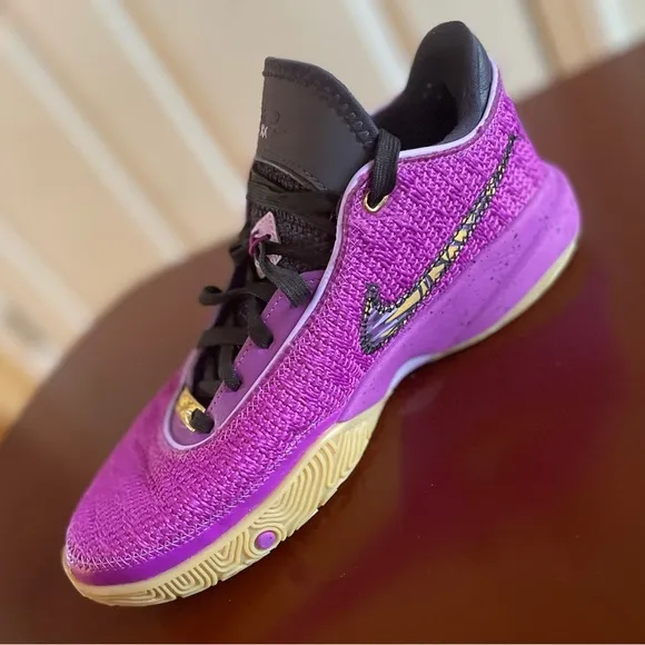 **LIKE NEW** Youth 6Y Lebron XX “Young Heirs” shoes