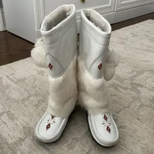 Manitobah Mukluks White Fur Nappa tall Boots