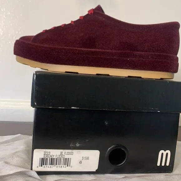 Melissa Be blocked super comfy cushioned foodbed sneaker size 6 and 7, new