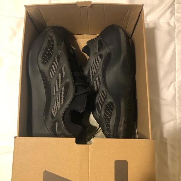 Men Adidas Yeezy 700 V3 Size US 7