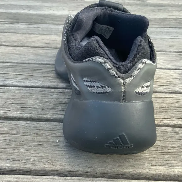 Men Adidas Yeezy 700 V3 Size US 7