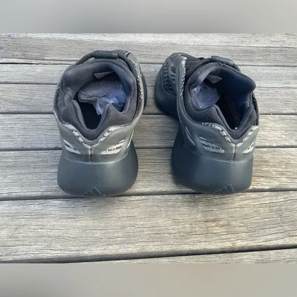 Men Adidas Yeezy 700 V3 Size US 7