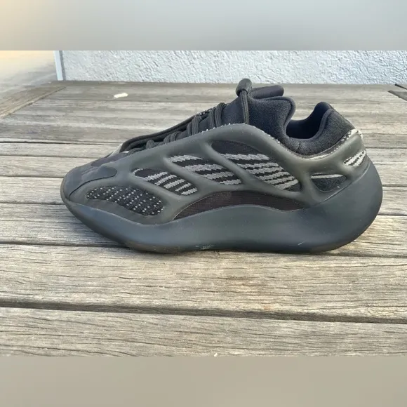 Men Adidas Yeezy 700 V3 Size US 7