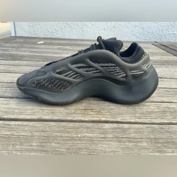 Men Adidas Yeezy 700 V3 Size US 7