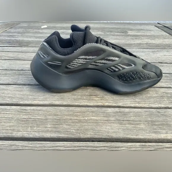 Men Adidas Yeezy 700 V3 Size US 7