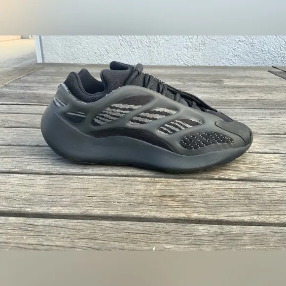 Men Adidas Yeezy 700 V3 Size US 7