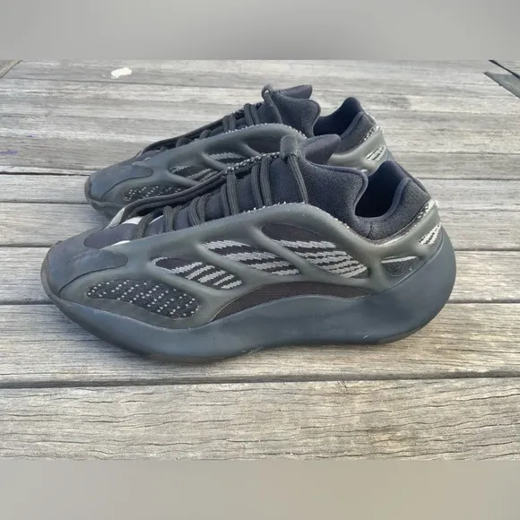 Men Adidas Yeezy 700 V3 Size US 7