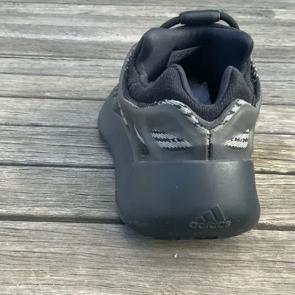 Men Adidas Yeezy 700 V3 Size US 7