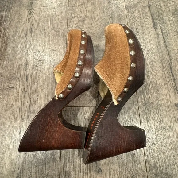 Miu Miu leather clogs brown