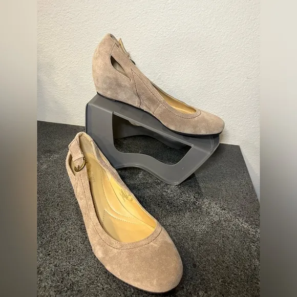 Naturalizer N5 Comfort  Real Leather Low-Heeled Sandals W/ Buckle Clasp Size 9 M