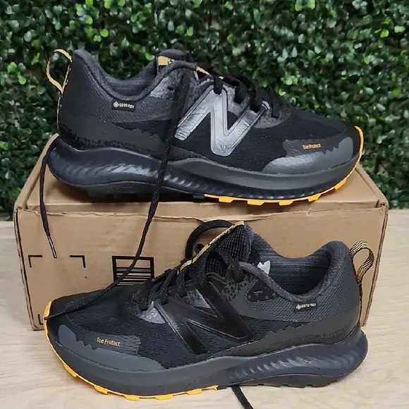 New Balance Men's Black and orange Running Shoes