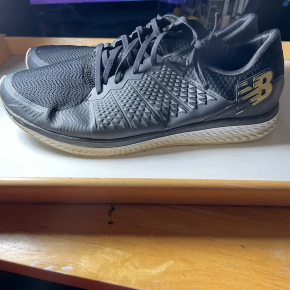 New Balance Mens black gym shoes SZ 13