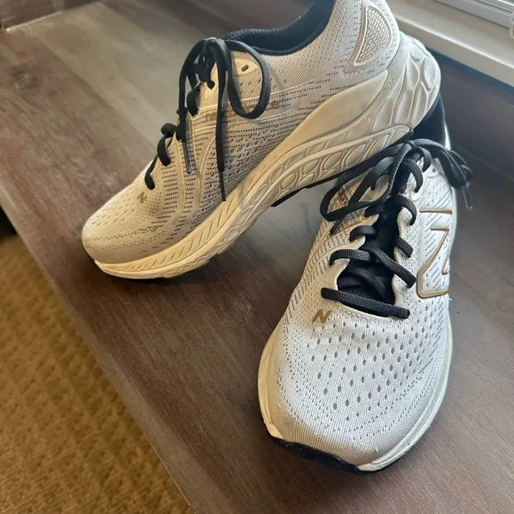 New Balance White and Black Athletic Shoes- 860 Fresh Foam - Sz 9W