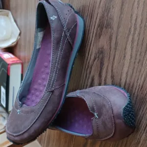 New Eddie Bauer women flats slip on suede shoes, size 8, deep redish purple