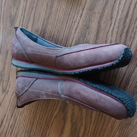 New Eddie Bauer women flats slip on suede shoes, size 8, deep redish purple