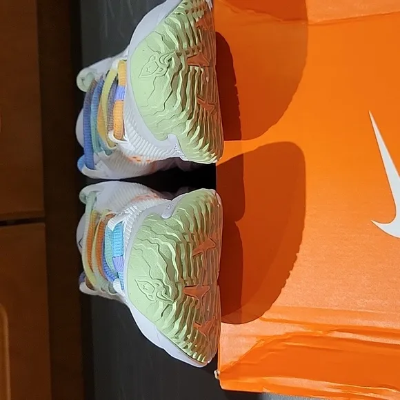 New in Box: NIKE Star Runner 4 NN SE (GS)