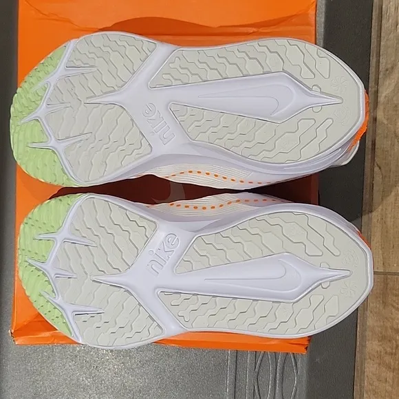 New in Box: NIKE Star Runner 4 NN SE (GS)