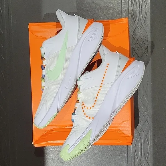 New in Box: NIKE Star Runner 4 NN SE (GS)
