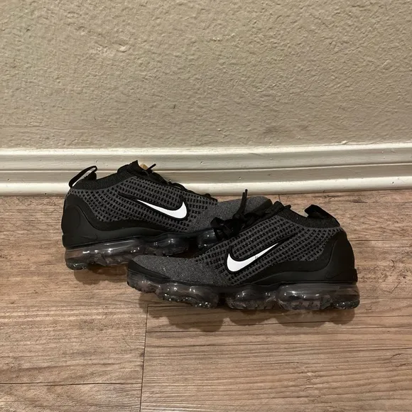 NEW Nike Air VaporMax 2021 Flyknit Mid Triple Black Shoes Kids Running 4Y &amp; 5.5Y